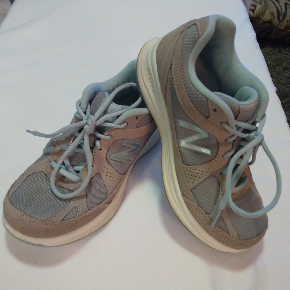 🌞🌞🌞New Balance 877 Walking athletic shoes size 6M Light gray & light blue EUC